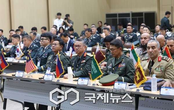 포럼에 참여한 각국 대표단들이 개회식에서 기조연설을 듣고 있다.(사진제공.육군)