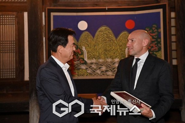 기념품 전달/충남도청 제공