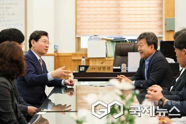 (사진=용인시)이상일 용인특례시장과 남한권 울릉군수가 양 도시의 상생 발전을 위한 의견을 교환하고 있다.