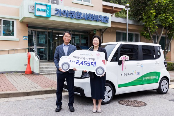 임선준 KT&G복지재단 사무처장(왼쪽)이 이은아 군포시가야종합사회복지관 관장(오른쪽)과 함께 기념사진 촬영을 하고 있는 모습