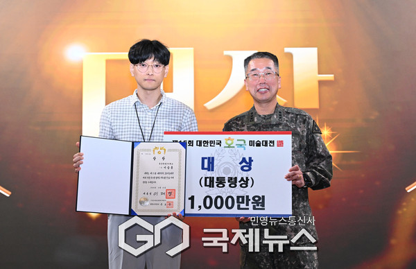 고현석(중장) 육군참모차장이 대상을 수상한 이승룡 주무관에게 대통령상을 전달하고 있다.(사진제공.육군)