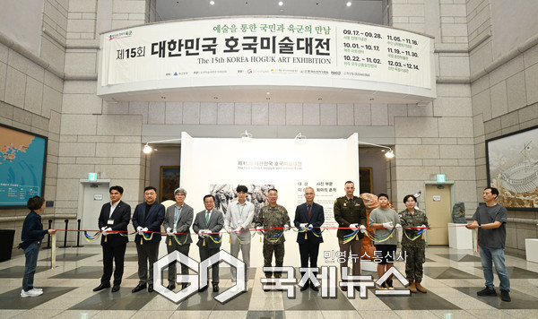 행사에 참가한 주요관계관들이 본격적인 관람에 앞서 테이프 커팅을 실시하고 있다.(사진제공.육군)