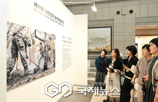 행사에 참가한 방문객들이 대상작을 관람하고 있다.(사진제공.육군)