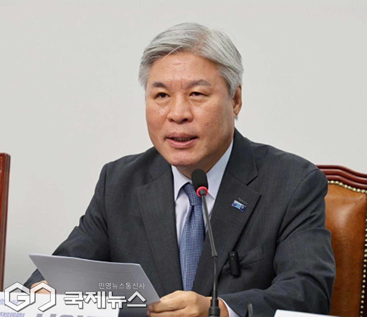 ▲서왕진 조국혁신당 원내대표는 18일 오전 국회에서 열린 제2차 비상대책위원회의에서 조국혁신당, 진보당, 기본소득당, 사회민주당 참여를 보장하는 '정부-제정당 민생경제협의체' 구성을 정부여당에 거듭 요구하고 있다./사진=이용우 기자