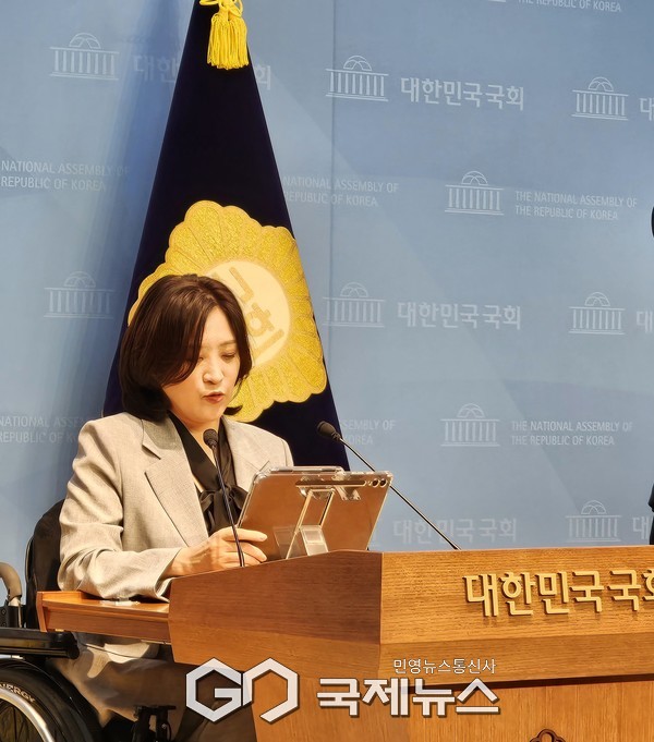 ▲ 국민의힘 최보윤 수석대변인은 18일 국회에서 기자회견을 열고 “특검이 정당의 신장부를 겨냥해 수백만 명의 민감한 개인정보를 확보하려는 시도는 헌법이 보장한 정당 활동의 자유를 정면으로 침해하는 중대한 위헌행위”라며 날선 비판과 “정원 명부 압수는 단순한 수사가 아니라 야당 말살을 위한 정치공작”이라며 “특검이 정권의 입맛에 맞춰 칼춤을 추고 있다”고 주장했다. 사진=고정화기자