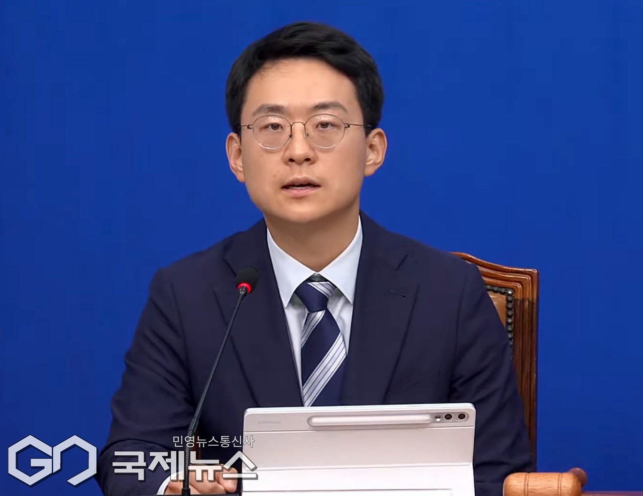 ▲박지원 더불어민주당 첫 평당원 최고위원은 19일 오전 국회에서 열린 최고위원회의에서 평당원 한 분 한분이 어떠한 직책이나 보상을 바라지 않고 헌신해왔기때문에 오늘의 민주당 있었다"고 모두발언을 하고 있다./사진=이용우 기자 