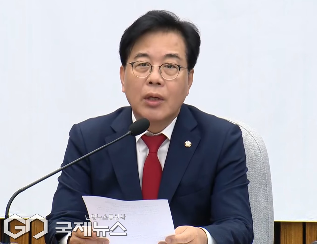 ▲송언석 국민의힘 원내대표는 19일 오전 국회에서 원내대책회의를 주재하면 더불어민주당 그토록 특별재판부를 원한다면 피고인 이재명을 위한 범죄전담특별재판부 설치가 우선이라고 모두발언을 하고 있다./사진=이용우 기자 