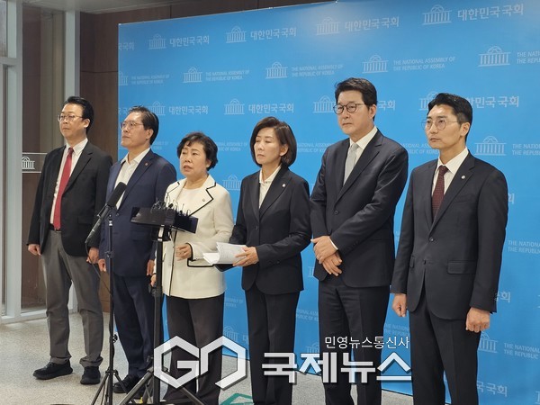 국민의힘 법제사법위원회 소속 의원들은 19일 국회 소통관에서 긴급 기자회견을 열고, 더불어민주당 서영교·부승찬 의원의 ‘조작 제보’와 ‘내란전담재판부 설치법’ 추진을 강력히 비판했다.또한,“면책특권을 악용한 국회 가짜뉴스 공장화”라는 비판과 함께, ‘가짜뉴스 가중처벌법’ 발의 및 청문회 추진 방침도 밝혔다.  사진=고정화 기자