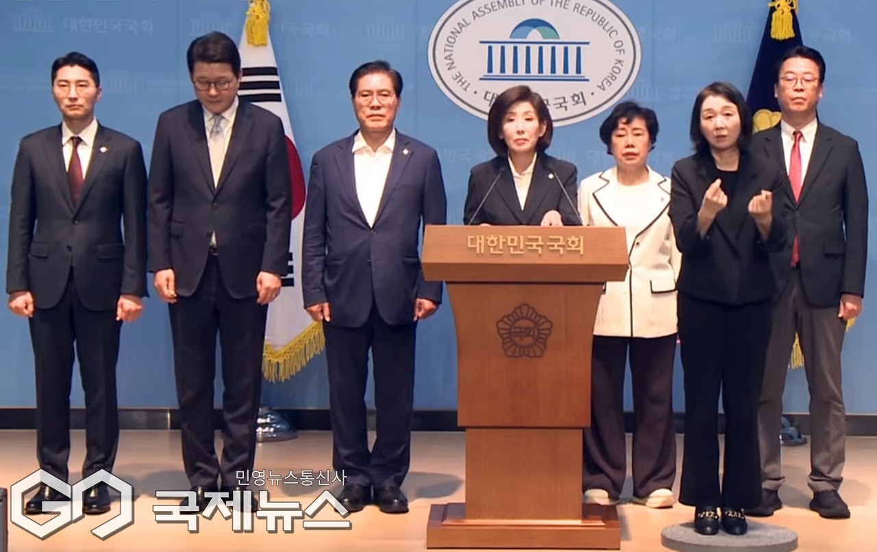 ▲국민의힘 국회 법제사법위원회 위원들은 19일 국회 소통관에서 긴급 기자회견을 열고 있다./사진=이용우 기자