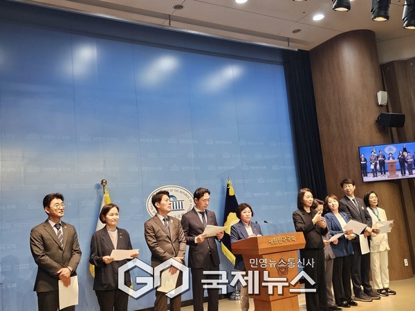 국회 과학기술정보방송통신위원회 소속 더불어민주당과 조국혁신당 국회의원들은 19일 공동 기자회견을 열고, 이진숙 방송통신위원장의 사퇴를 강력히 촉구했다. 의원들은 “이진숙 위원장은 그간 혐의를 부인해왔지만, 검찰 송치로 법적 판단의 단계에 들어섰다”며 “공직자윤리법 위반과 공무원 중립의무 위반 등 면직 사유가 충분하다”고 주장  사진=고정화 기자