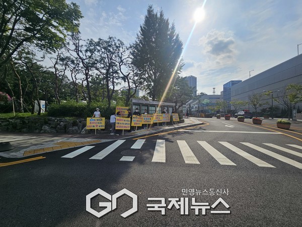 ▲ 분당구청 앞에서 정자동 스타파크 상인들과 관리단이 항의 집회를 하고 있다. [사진=손병욱기자]