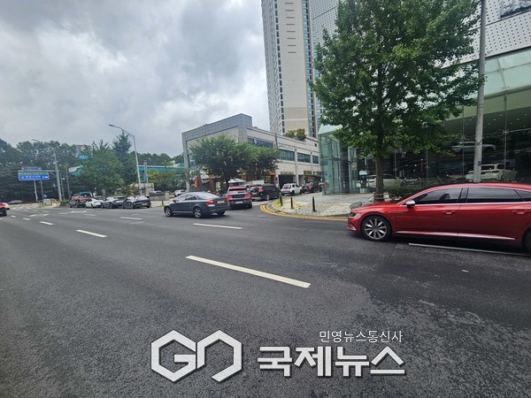 ▲ 정자동 스타파크 상가의 불법 용도변경으로 주차난이 가중되면서, 주차장 입구는 불법 주정차로 극심한 교통 혼잡을 빚고 있다.  [사진=손병욱기자]