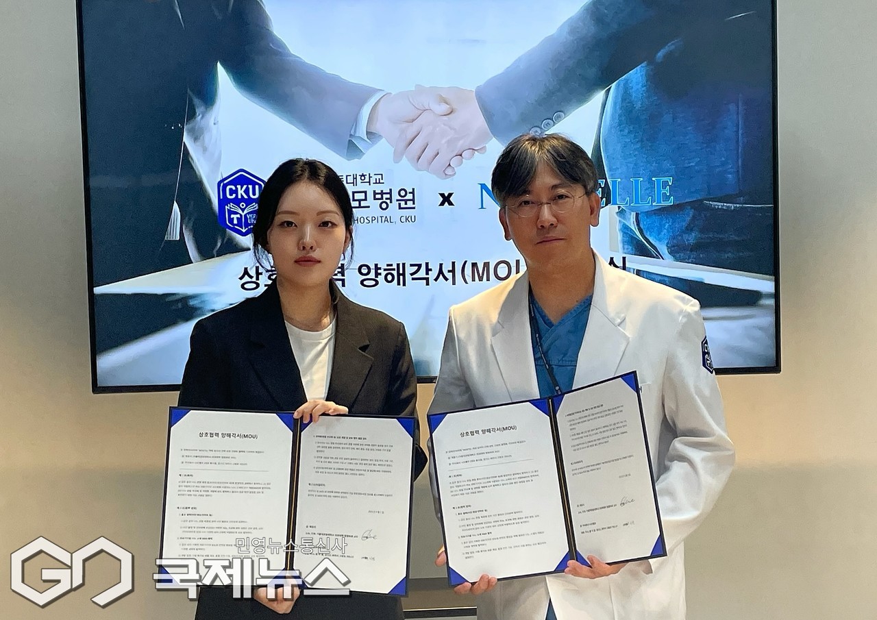▲지난 5일 황지원 나오벨르 대표와 관절 전문의 채동식 가톨릭관동대 국제성모병원 교수와 나노 관절 솔루션의 공동 개발과 상용화를 위한 상호협력 체결 모습.