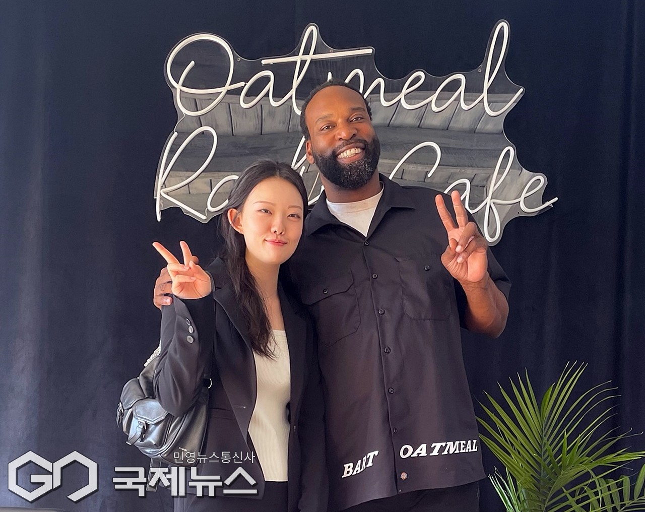 ▲황지원 나오벨르 대표와 미국프로농구 NBA 스타 베런 데이비스와 나노 관절 케어 제품군에 대해 글로벌 앰배서더 파트너십 합의.