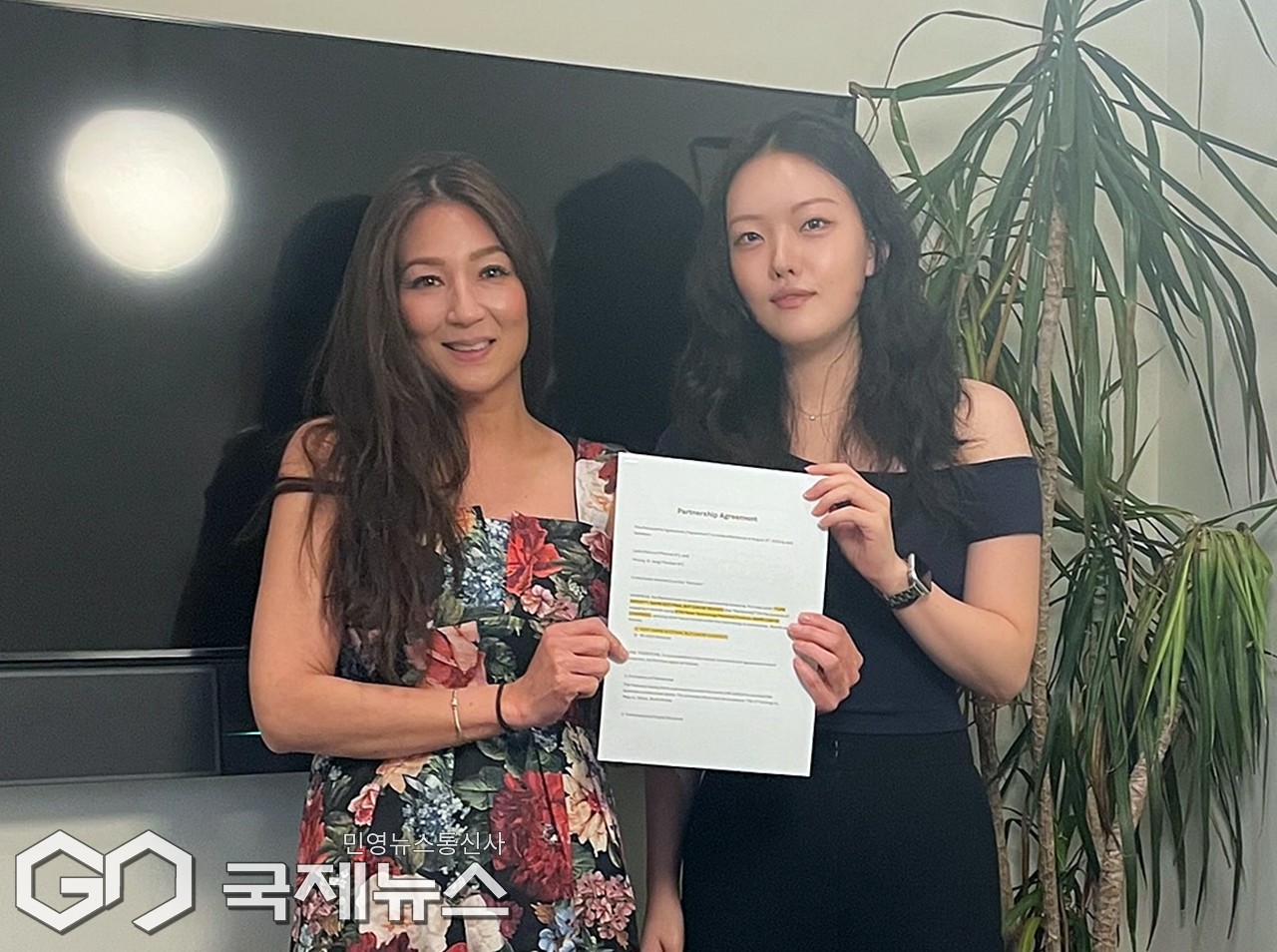 ▲황지원 나오벨르 대표와 미국 럭셔리 화장품 전문기업 LM Brands 리디아 마르코스 대표와 코스메틱 브랜드 'lamarcs' 공동 론칭 합의.