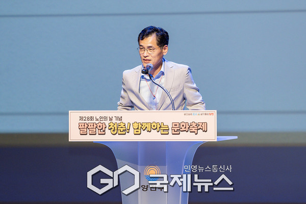 양천구, 지난해 제28회 노인의 날 기념행사에서 인사말을 전하는 이기재구청장 [사진제공=양천구청]