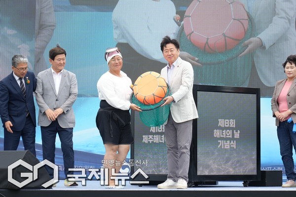 올해로 18번째 개최되는 제주해녀축제는 ‘숨비소리, 위대한 해녀들의 이야기’ 주제로 20일  제8회 해녀의 날 기념식과 함께 해녀박물관 일원에서 성대하게 열렸다.[사진=제주도]