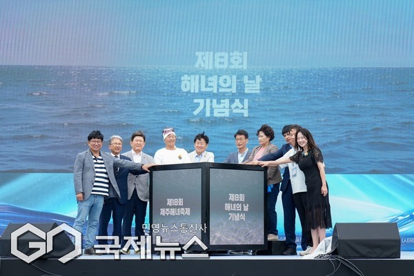 이번 축제에는 도내 6개 수협과 100여 개 어촌계 해녀 500여 명을 비롯해 전국 해녀 50여 명, 도민과 관광객까지 3만여 명이 참여하며 해녀문화의 가치와 미래를 함께 확인하는 장이 됐다.[사진=제주도]