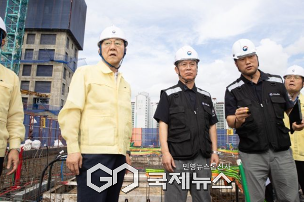 ▲ 김윤덕 국토교통부 장관, 김영훈 고용노동부 장관이 불법 하도급 합동 점검을 함께 서울 용산구 소재 청년주택 공사장 현장을 점검하고 있다. [사진=국토부제공]