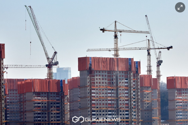 ▲ 아파트 신축 현장은 공사비를 맞추기 위해 값싼 노동력에 의존하면서 불법 하도급이 여전히 이어지고 있다. [사진=국제뉴스DB]