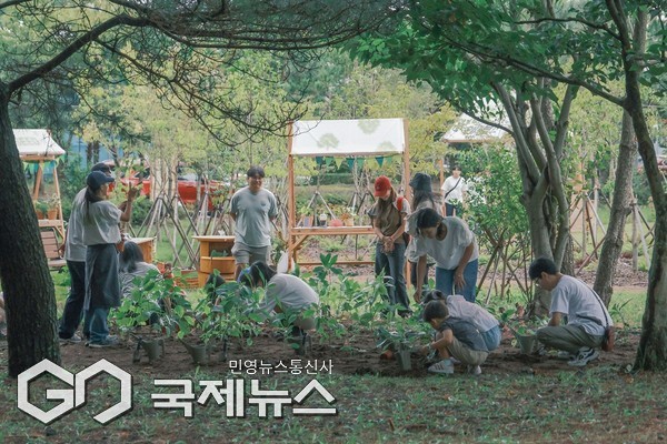 이니스프리 모음재단이 지난 20일 토요일 제주시 영평동 첨단도시숲에서 숲들이데이 체험행사를  성황리에 진행했다. 이날 행사는 전날 개장한 숲들이데이의 첫 도민 참여 프로그램으로, 자연을 가꾸고 즐기는 문화 공간으로서 숲의 가치를 확산하기 위해 운영됐다. [사진=이니스프리 모음재단]