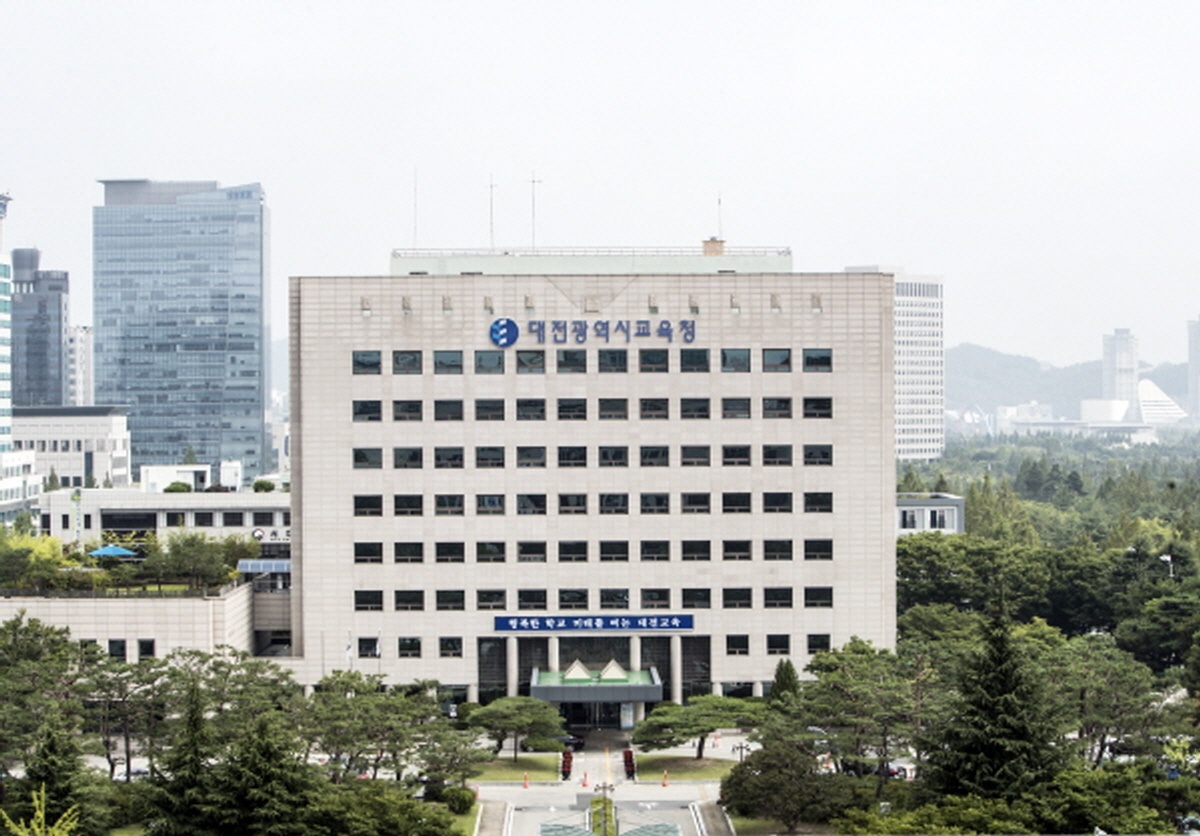 대전시교육청이 추석 명절을 맞아 공직기강 확립을 위해 오는 22일부터 10월 2일까지 관내 학교를 포함한 전 기관을 대상으로 공직기강 복무점검을 실시한다고 밝혔다.