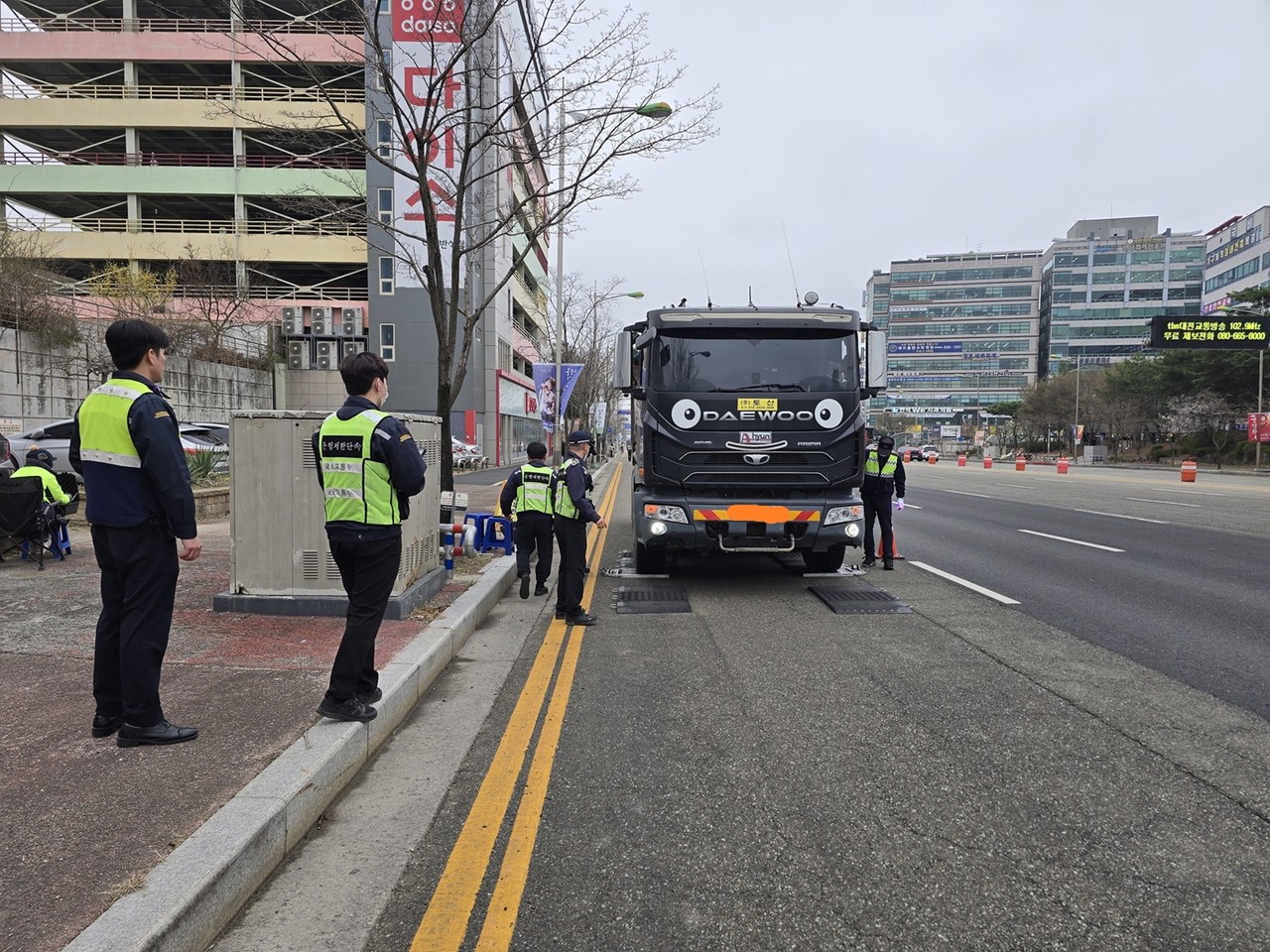 대전시가 도로 파손과 대형 교통사고의 주요 원인으로 지목되는 과적차량 근절을 위해 관계기관과 합동 단속에 나선다. / 대전시 제공