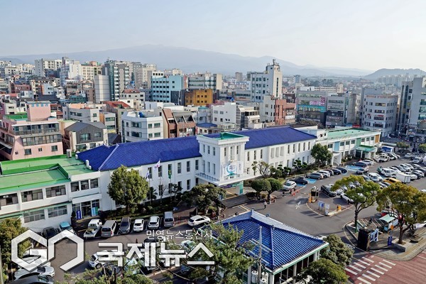 이호건강생활지원센터는 도민과 관광객이 함께하는 ‘제주마을 건강걷기 투어- 이호·외도 마을 탐방길’ 행사 참가자 200명을 모집한다.[사진=제주시청사]