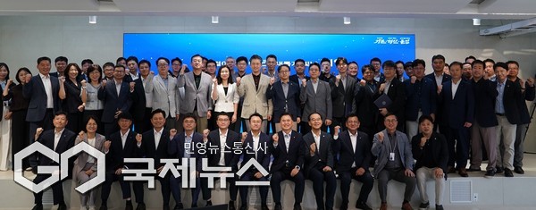 제주은행(은행장 이희수)은 19일 오전, 최근 오픈한 제주은행 연수실 ‘이룸(E:ROOM)’ 대강당에서 이희수 은행장을 비롯한 임직원들이 참석한 가운데 창립 56주년 기념행사를 진행했다.[사진=제주은행]