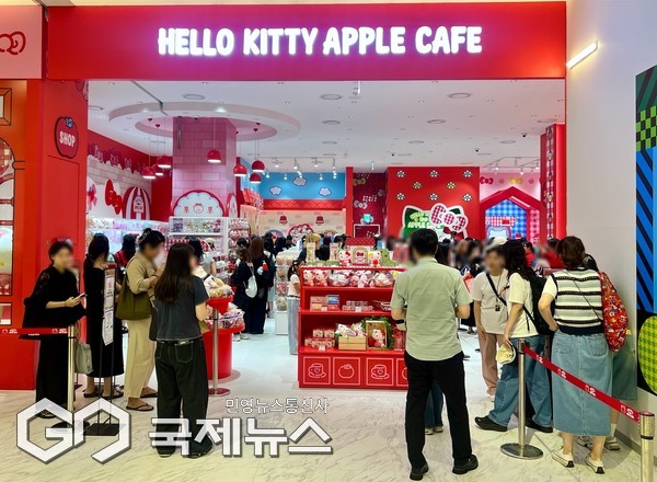 부산 지역 최초로 문을 연 '헬로키티 애플카페'/제공=신세계 센텀시티점