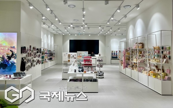 네이버 웹툰 IP를 비롯한 서브컬처 인기 IP 상품을 한자리에 모은 굿즈샵 '엑스스퀘어'