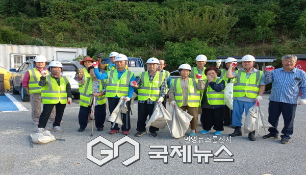 평은면 금광2리주민 추석맞이 주요도로변 환경정비 실시 단체사진