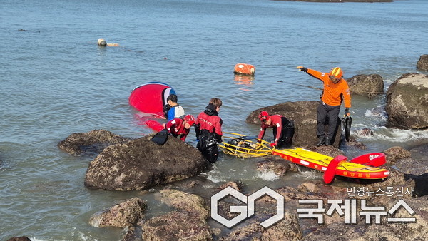   변산면 가력도항 인근 해상에 추락한 모터 패러글라이딩 조종자 1명과,2명 구조/사진=부안해경 