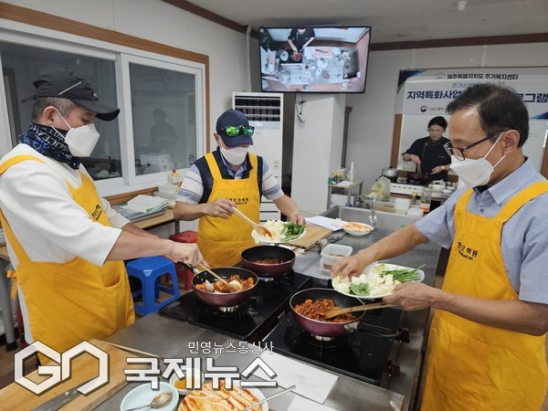 제주도 주거복지센터가 주거취약가구의 식생활 개선과 자립을 돕기 위해 요리교실을 운영했다.[사진=제주도 주거복지센터]