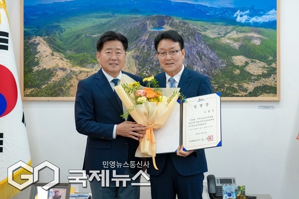 제주도는 제주신용보증재단 신임 이사장에 오광석 전 제주은행 부행장을 임명했다. 오영훈 제주도지사는 22일 오전 8시 30분 도청 집무실에서 오광석 신임 이사장에게 임명장을 수여했다.[사진=제주도]