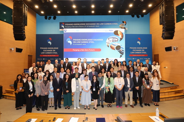  사진은 포항시가 지난 8월 28일 포스코국제관에서 유엔산업개발기구(UNIDO), 산업통상자원부, 포항국제전시컨벤션센터(POEX)와 공동 주최한 ‘저탄소 철강 글로벌 워크숍'에서의 단체 기념 사진. (사진 = 포항시)