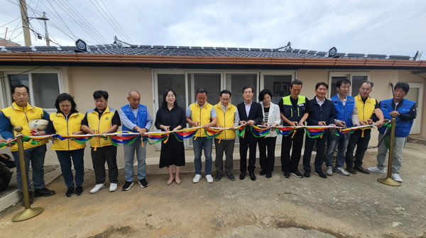  포항시 직원과 구룡포읍 하정리 주민들이 지난 19일 구룡포읍 하정리 장애인 가구에 내부 화장실 설치 등 주거 환경개선 사업을 마친 기념식 행사를 하고 있다. (사진 = 포항시)