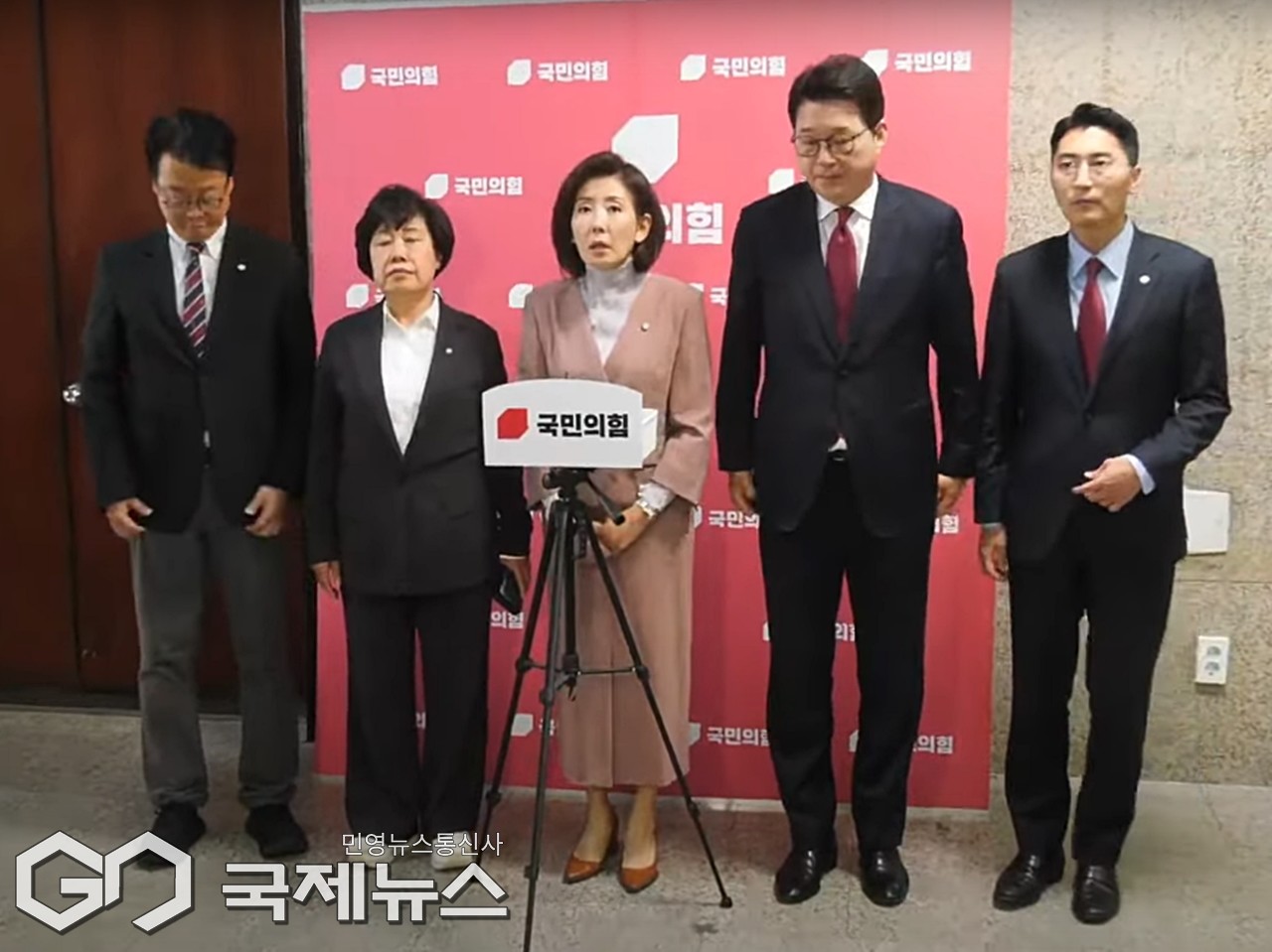 ▲국민의힘 국회 법제사법위원회 의원들은 22일 오후 국회에서 기자회견을 열고 추미애 법사위원장에 대해 형사적 고발을 심각하게 검토하겠다고 밝히고 있다./사진=이용우 기자 