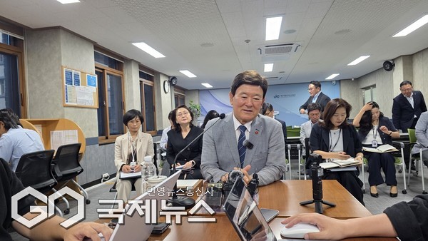 김광수 제주도교육감은  22일 오전 제주도교육청에서 열린 출입기자단 차담회에서 졸업학점 감축, 절대평가 회귀, 이수 기준 단순화 등 현장의 부담을 덜어주는 실질적 개편이 필요하다는 주장을 피력했다.[사진=문서현 기자]