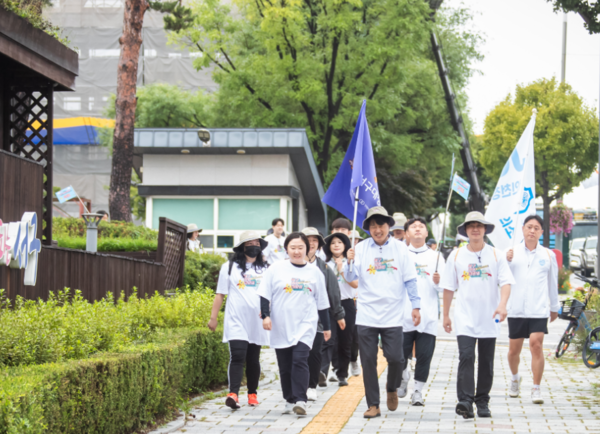 서구는 9월 20일인 청년의 날, 분구를 앞두고 마지막 서구대장정에 참여한 약 50명의 청년과 17.2km를 걷는 서구대장정을 무사히 마쳤다. 사진=서구청