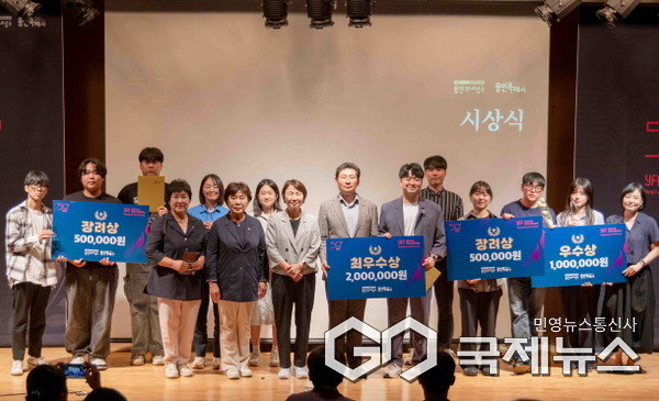 22일 용인문화재단 이벤트홀에서 이상일 시장과 영화제 참석자들이 기념 사진을 촬영하고 있다(사진=용인시)