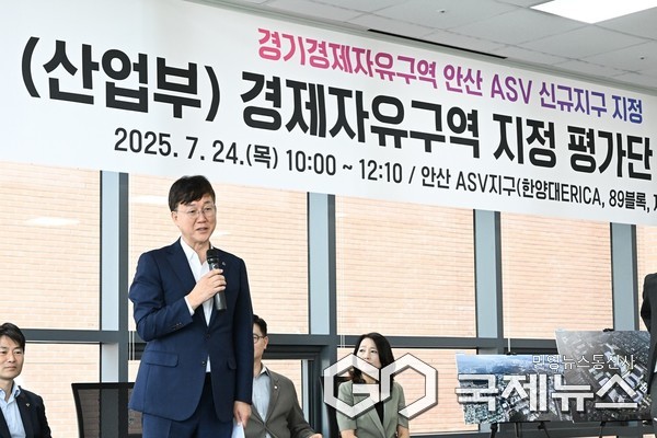 (사진/안산시 제공) 이민근 안산시장이 안산사이언스밸리지구 신규지구 현장실태조사에서 발언을 진행하고 있다.