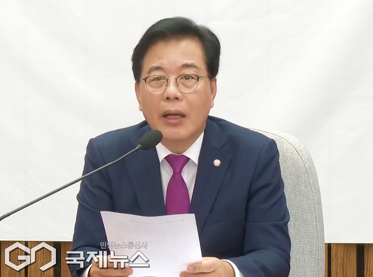 ▲송언석 국민의힘 원내대표는 23일 오전 국회에서 원내대책회의를 주재하며 외교는 국가 생존을 건 치열한 정쟁터라고 강조하고 있다./사진=이용우 기자 