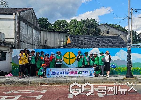 (사진제공/창녕군) 지역 주민과 봉사자들이 함께 참여한 모산마을 벽화그리기 활동 모습.