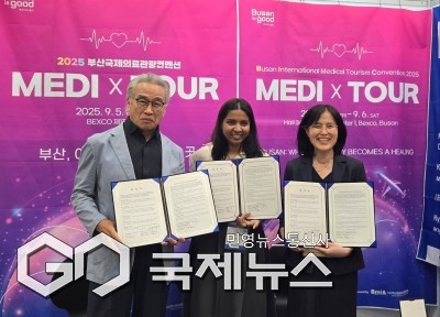 영산대 웰니스관광연구원장 정구점 교수(맨 왼쪽)는 최근 '리프에프우먼'과 '고려의료관광개발'과 업무협약을 체결하고 있다/제공=와이즈유