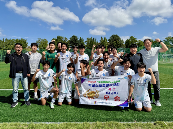 (사진=장수교육지원청)전북유니텍고등학교 축구클럽 우승