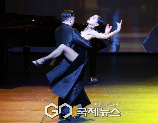 환상적인 아르헨티나 탱고를 추고 있는 (사진=킴스에이스)