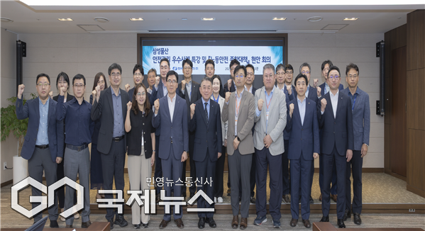 남부발전 김준동 사장(앞줄 왼쪽 여섯 번째)이 23일 'CEO 주관 안전현안 점검회의'에서 삼성물산 윤동훈 상무(앞줄 왼쪽 일곱 번째)를 초빙해 안전 특강을 듣고 난 후, 임직원들과 함께 기념촬영 하고 있다