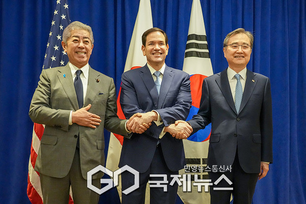 조현 외교부 장관(오른쪽)은 22일(현지시간) 마코 루비오 미국 국무장관, 이와야 다케시 일본 외무상과 한미일 외교장관 회의를 갖고 기념촬영을 하고 있다.(사진=외교부 제공)