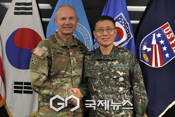 김규하 육군참모총장(오른쪽)과 랜디 A. 조지 미 육군참모총장(왼쪽)이 지난 22일 경기도 평택 캠프 험프리스에서 만나 인사를 나누고 있다.(사진제공.육군)
